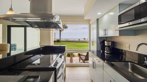 Latitude 3 - Spectacular oceanfront views!2BD/2BA. Sleeps 6