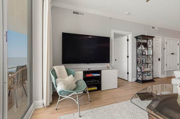 Emerald Isle 2201-End-Unit Retreat-Complimentary Front-Row Chairs Included