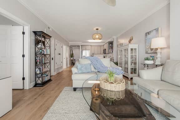 Emerald Isle 2201-End-Unit Retreat-Complimentary Front-Row Chairs Included